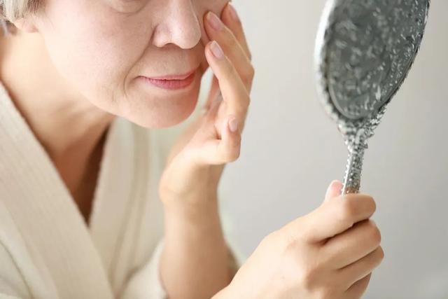 導(dǎo)致皮膚衰老的原因和行為都有哪些